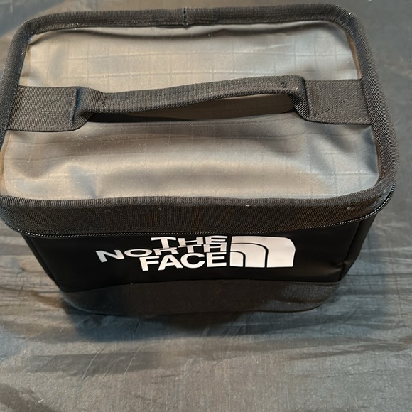 New The North Face Base Camp Voyager Black Lunch Cooler One Size NWT - Picture 13 of 15